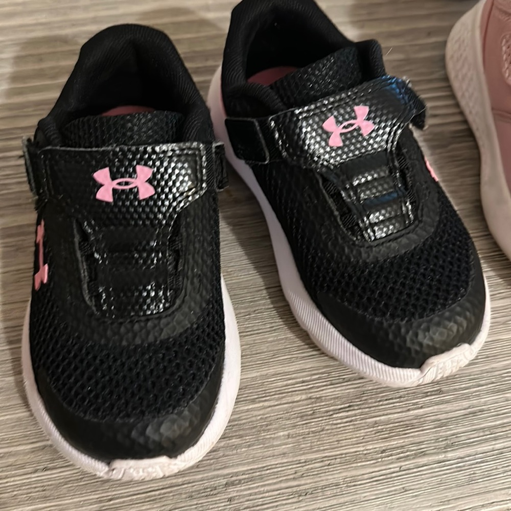 Black Under ARMOUR Toddler Girl sneaks size 7